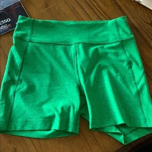 Outdoor Voices warm up short in pine green